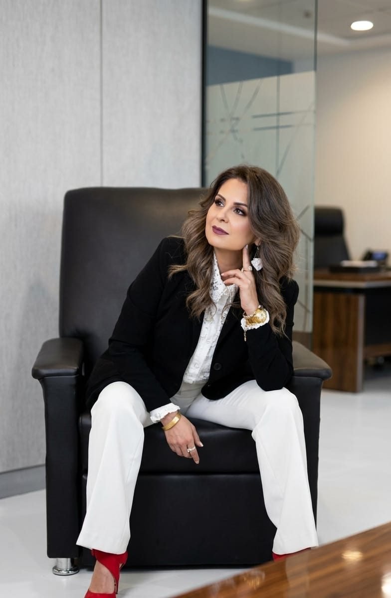 Liz Medélez sentada en un sillón de piel negra en actitud reflexiva